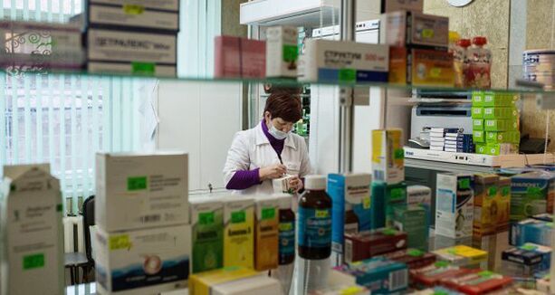Selección de medicamentos contra gusanos en la farmacia. 