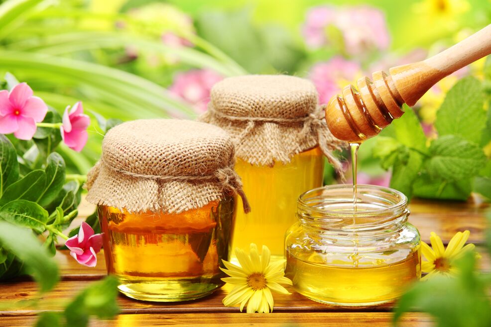 La miel es un remedio antihelmíntico popular que elimina los parásitos en adultos y niños. 