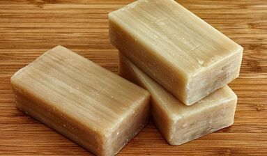 jabón de lavar para limpiar el cuerpo de parásitos