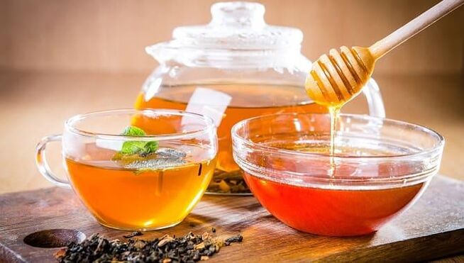 Té medicinal con miel para parásitos en el cuerpo.